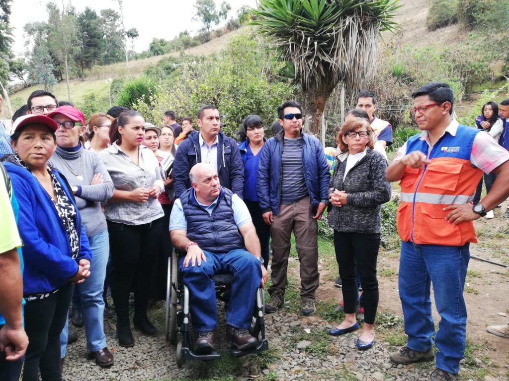 Las autoridades durante el recorrido realizado en el cantón Chillanes.
