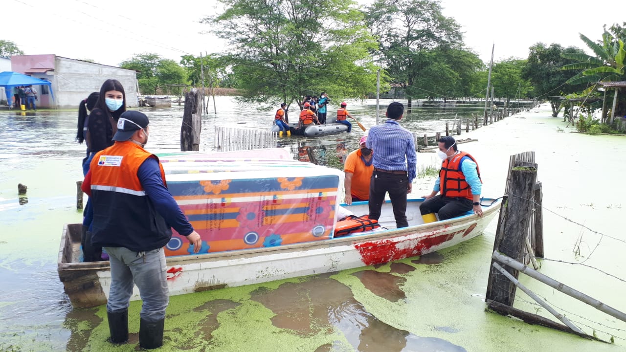 El SNGRE atiende a familias afectadas por las inundaciones en Manabí